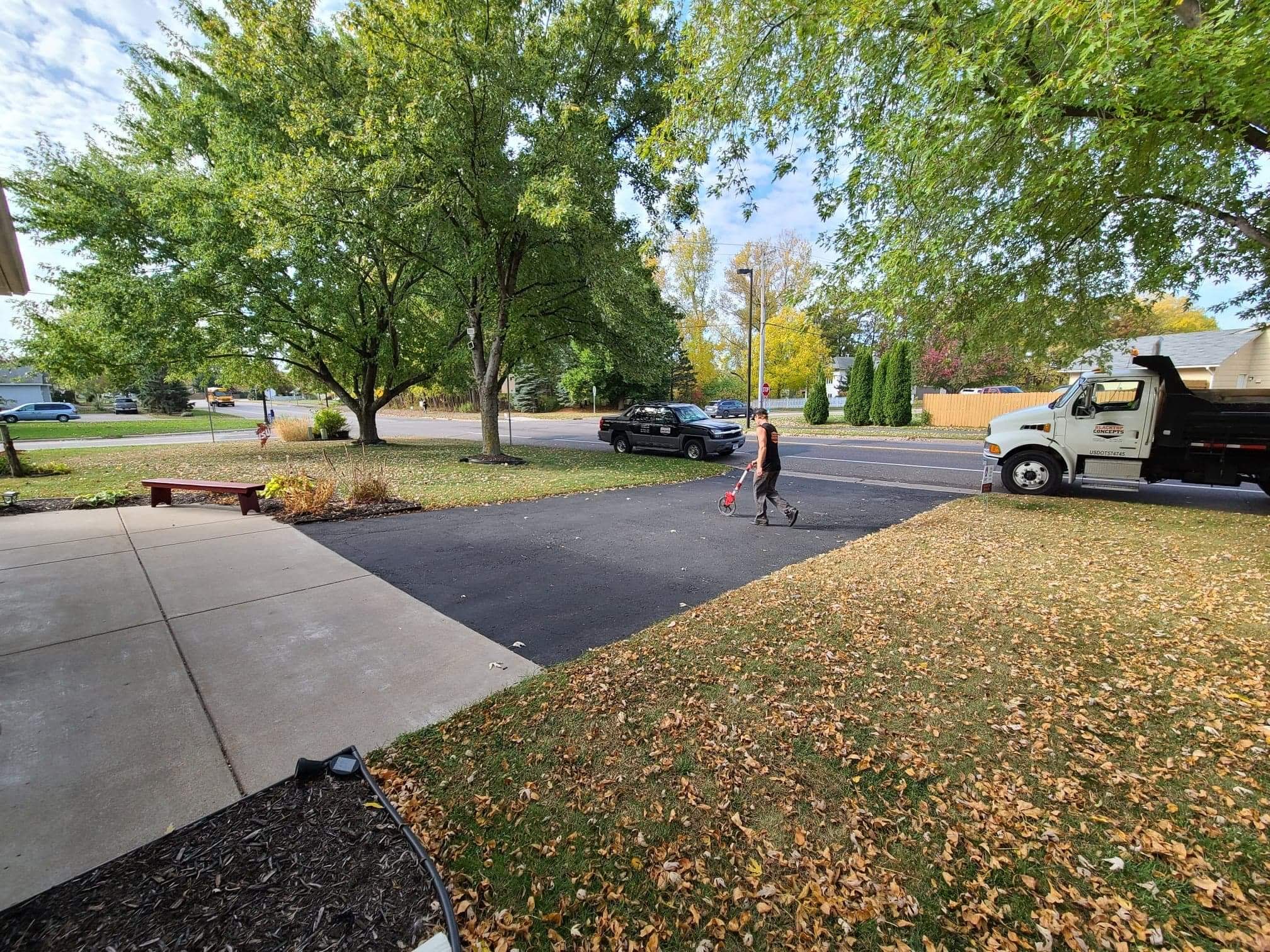 how wide should a driveway apron be